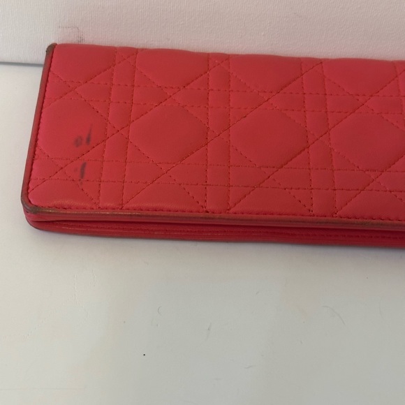 Christain Dior lambskin Cannage wallet in Fuchsia - Picture 10 of 11